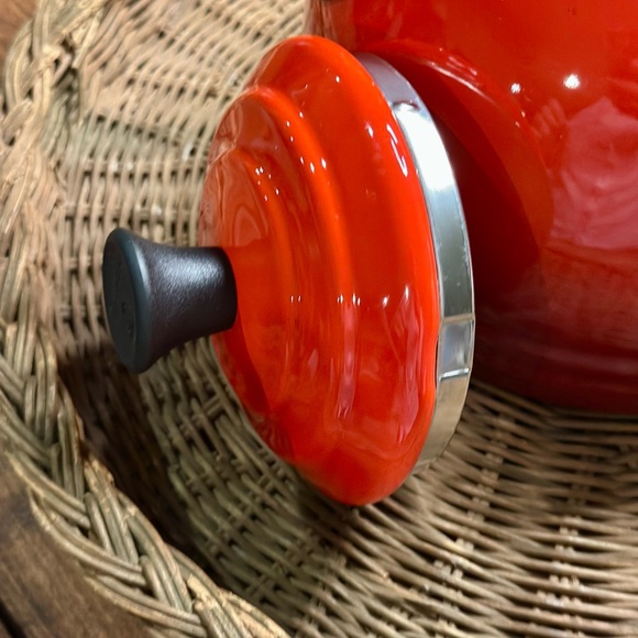 Le Creuset French Classic Modern Vibrant Red Enamel Whistling Hot Water Kettle - Picture 7 of 13